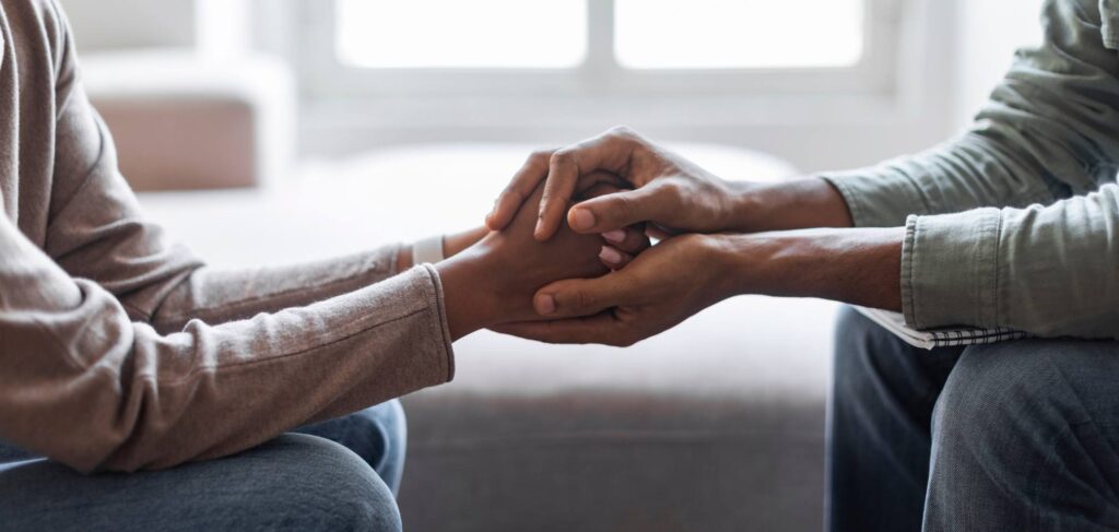 Therapist supporting a client during opioid addiction treatment in Ohio.