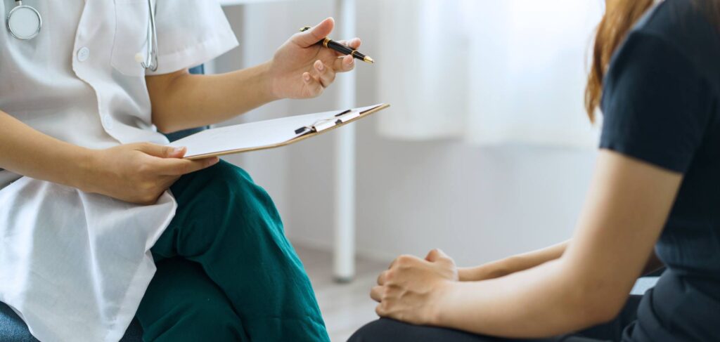 Clinician providing dual diagnosis support in Ohio depression treatment program.