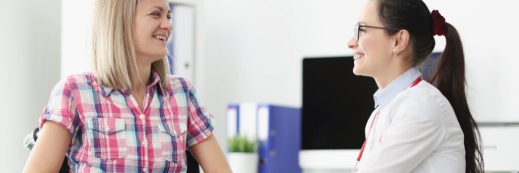 A woman talks to her doctor about Aetna rehab in Ohio.