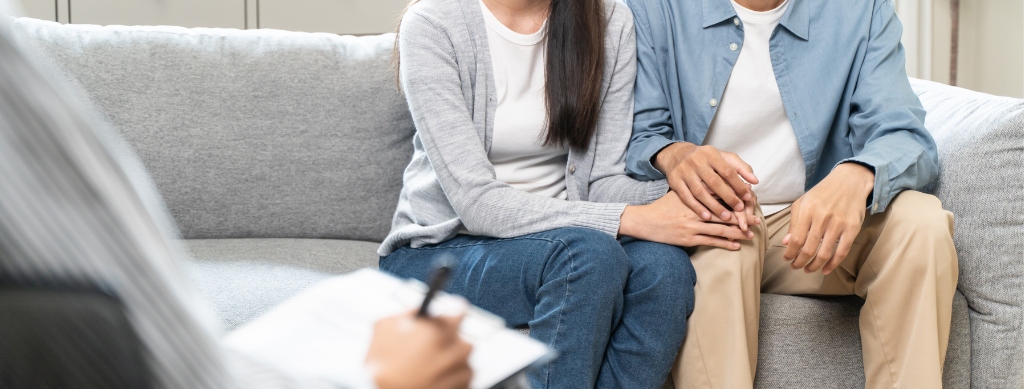 A couple shares their story during Ohio family addiction therapy.