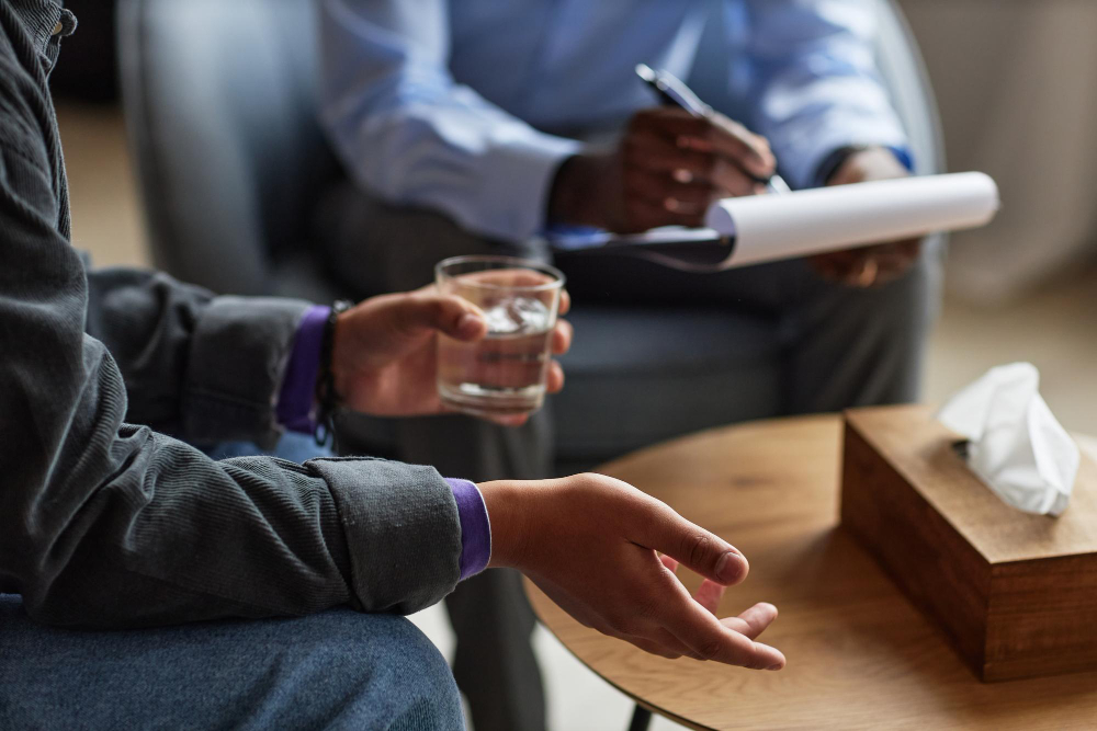 Teen speaking with therapist during prescription drug detox in Columbus OH session